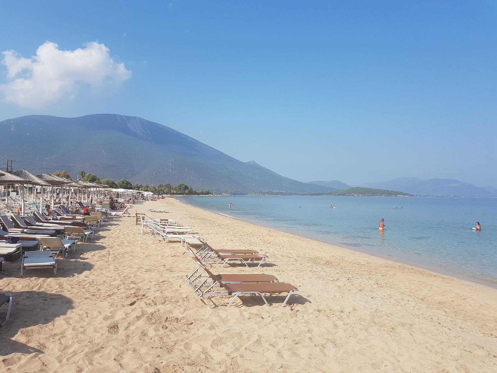 Alykes Plajı'in fotoğrafı turkuaz su yüzey ile