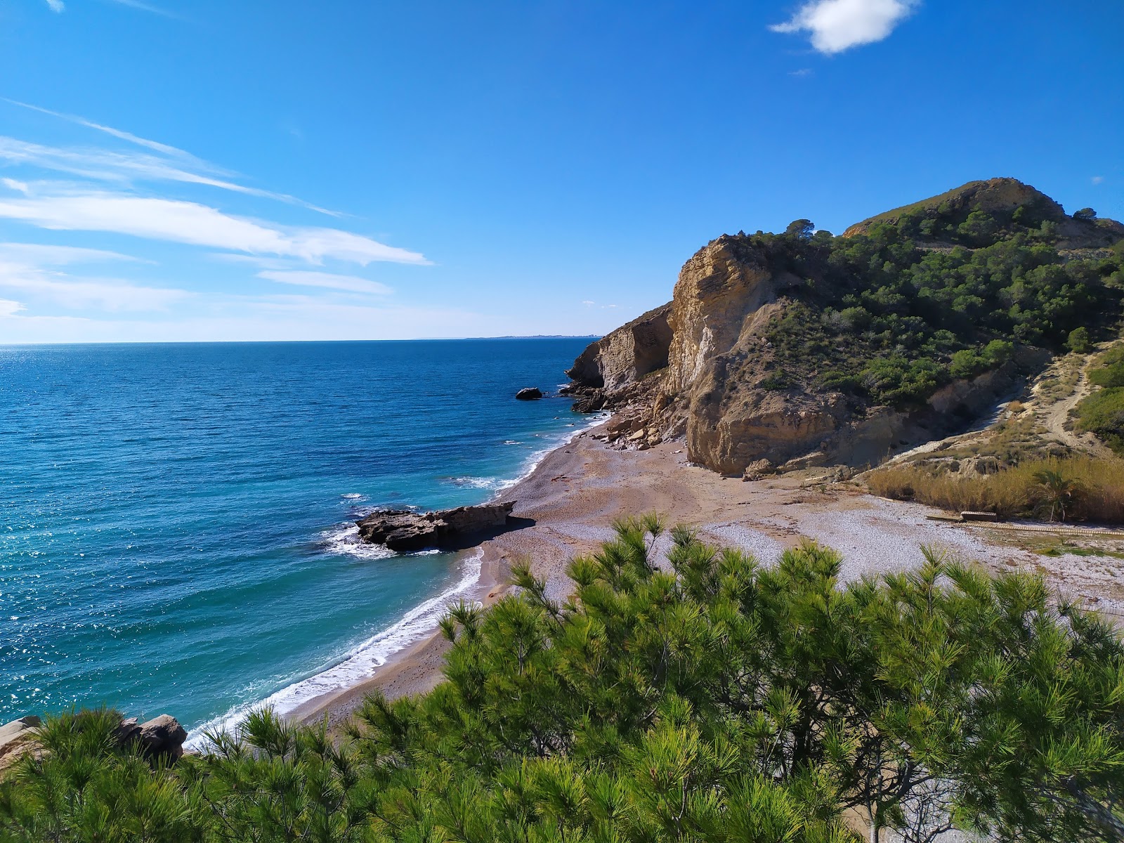 Zdjęcie Playa la Caleta z powierzchnią brązowy muszelkowy piasek