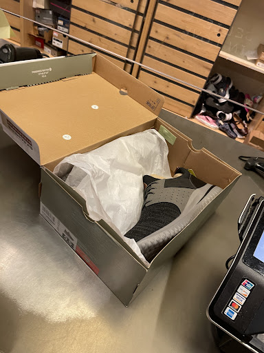 Shoe Store «DSW Designer Shoe Warehouse», reviews and photos, 136 Vintage Way, Novato, CA 94945, USA