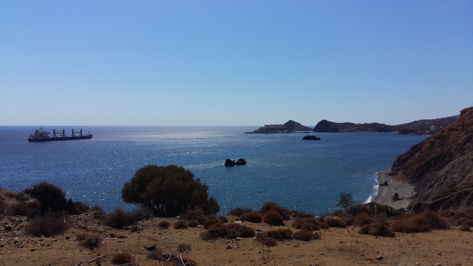 Foto von Karavovrisi beach mit graue kiesel Oberfläche