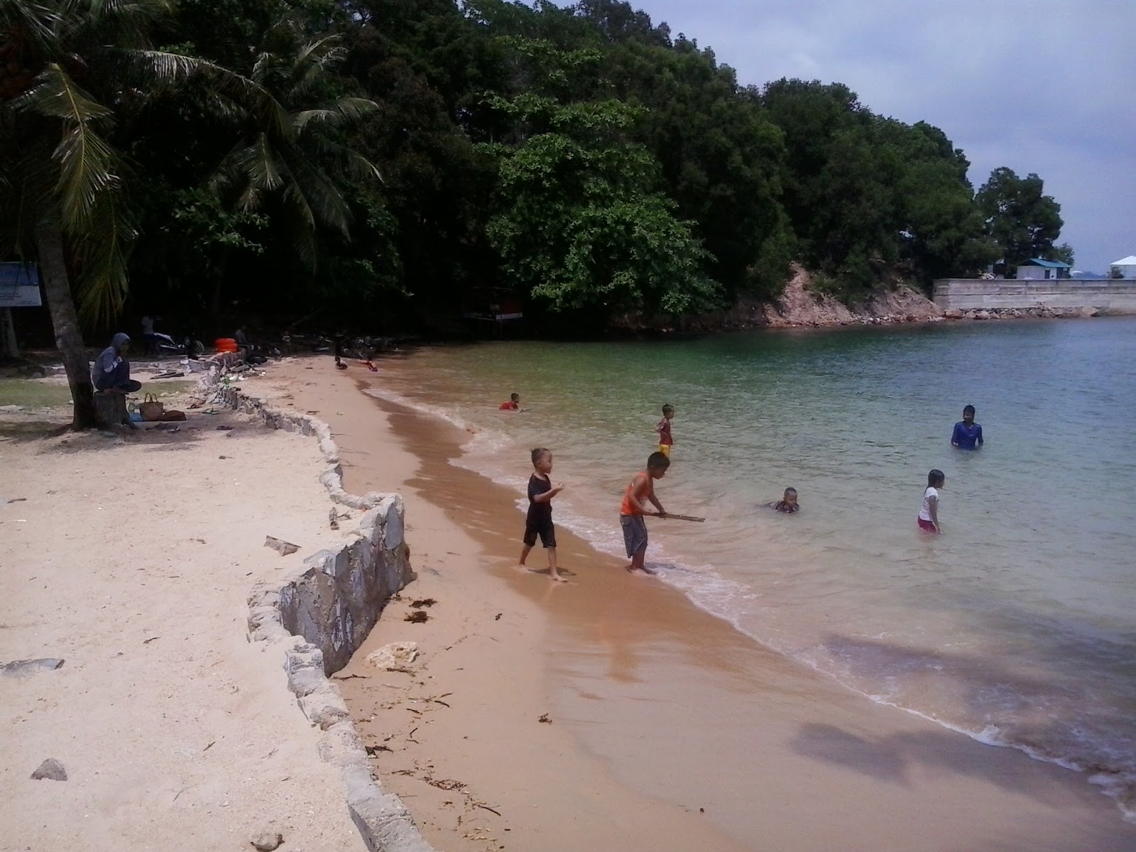 Pantai Tanjung Pinggir'in fotoğrafı geniş plaj ile birlikte