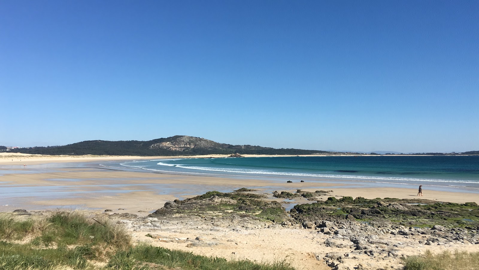 Foto de Ladeira beach con agua cristalina superficie