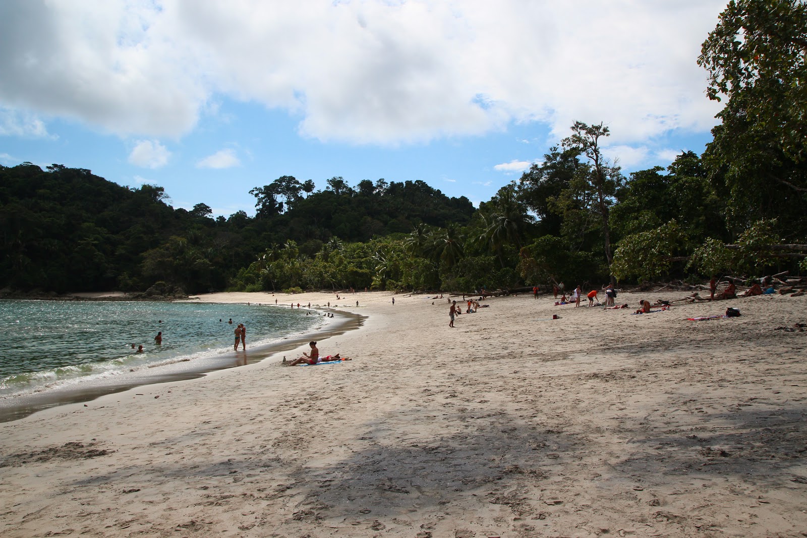 Foto de Playa Escondido con bahía mediana