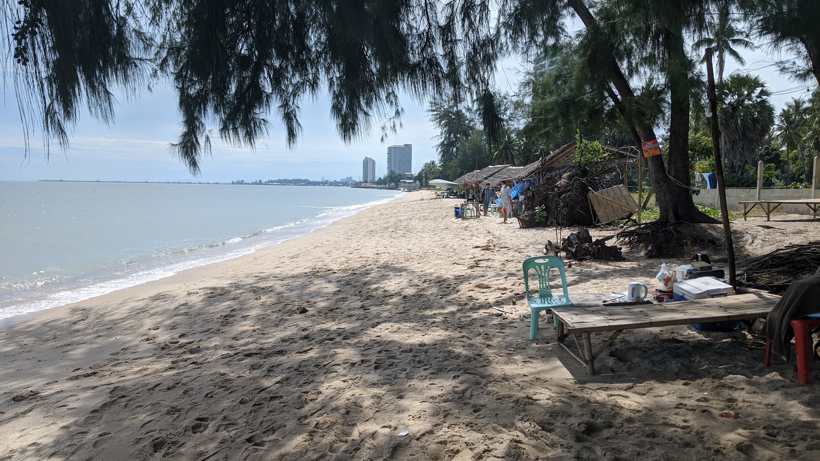 Foto de Bang Ket Beach - lugar popular entre os apreciadores de relaxamento