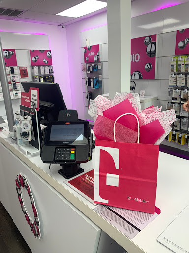 Cell Phone Store «T-Mobile», reviews and photos, 8303 Hwy 6 N, Houston, TX 77095, USA