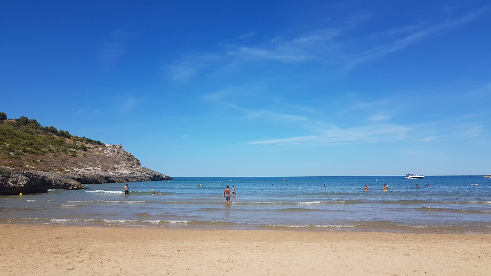 Foto de Spiaggia di Calalunga área de complejo turístico de playa