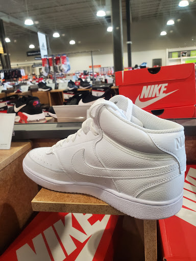 Shoe Store «DSW Designer Shoe Warehouse», reviews and photos, 12160 Blue Valley Pkwy, Overland Park, KS 66213, USA