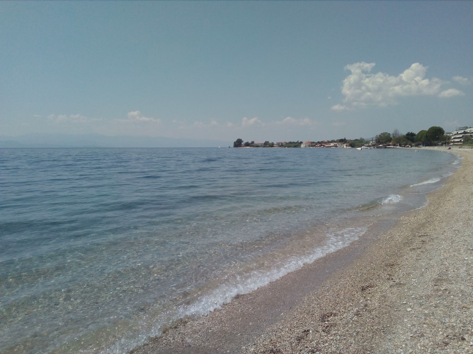 Foto av Platanidia beach med små bruna småstenar yta