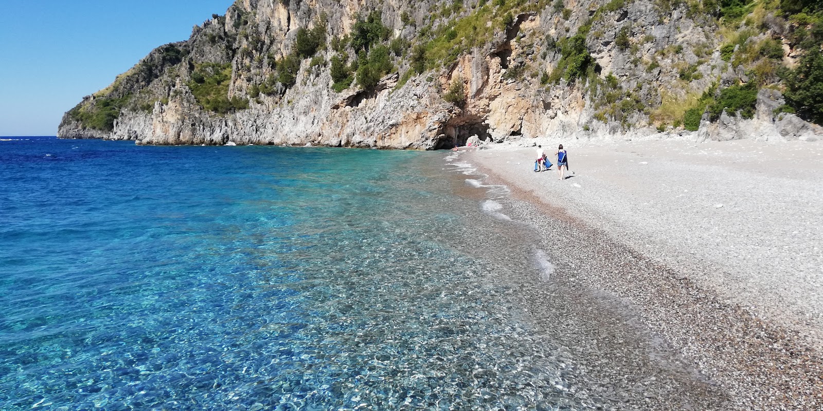 Fotografija Spiaggia della Sciabica z sivi kamenček površino