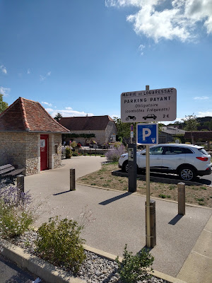 Toilettes publiques & Parking payant à Loubressac