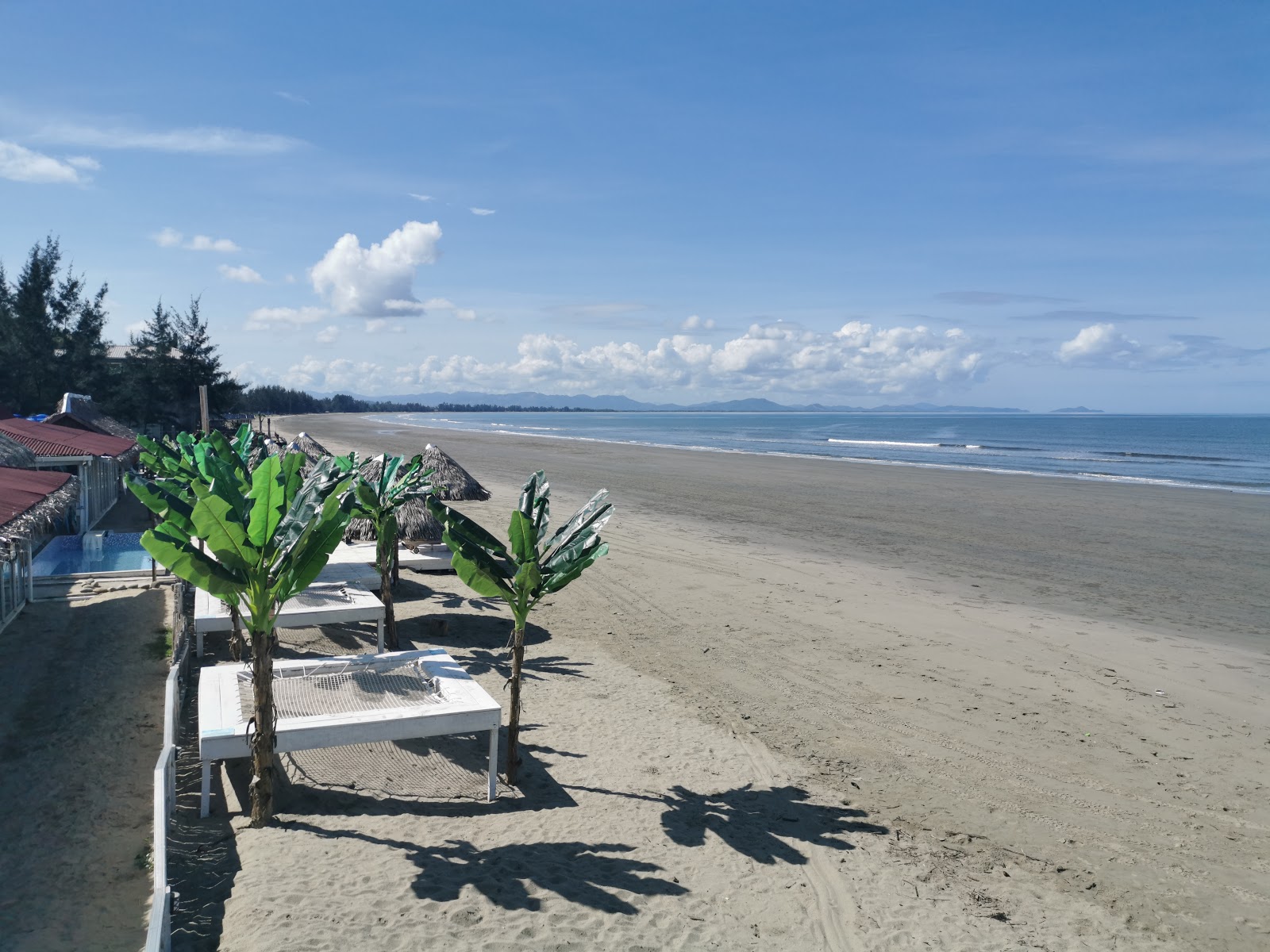 Photo de D'Dayang Beach avec l'eau turquoise de surface