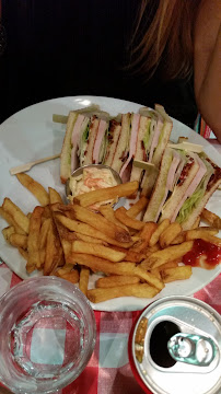 Club sandwich du Restaurant de hamburgers Schwartz's Deli à Paris - n°5