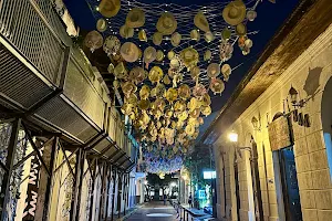 La Calle De los Sombreros image