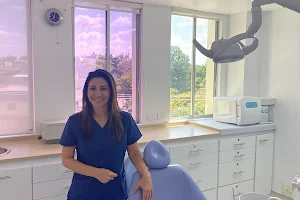 Dra Magda Diaz, Periodoncista, Implantes Dentales, Cali image