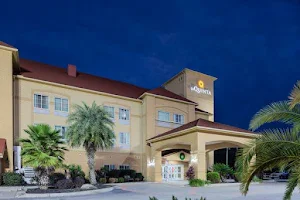 La Quinta Inn & Suites by Wyndham Hinesville - Fort Stewart image