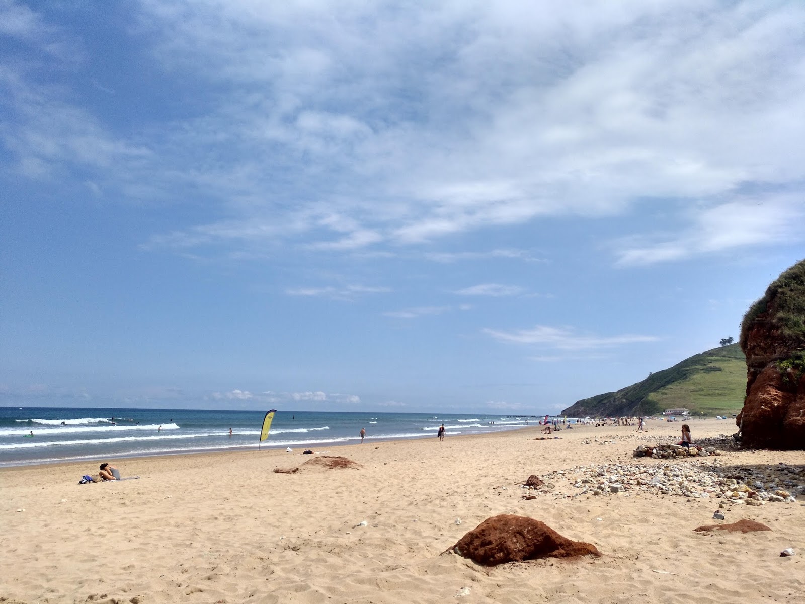 Foto van Playa la Vega met beige zand oppervlakte