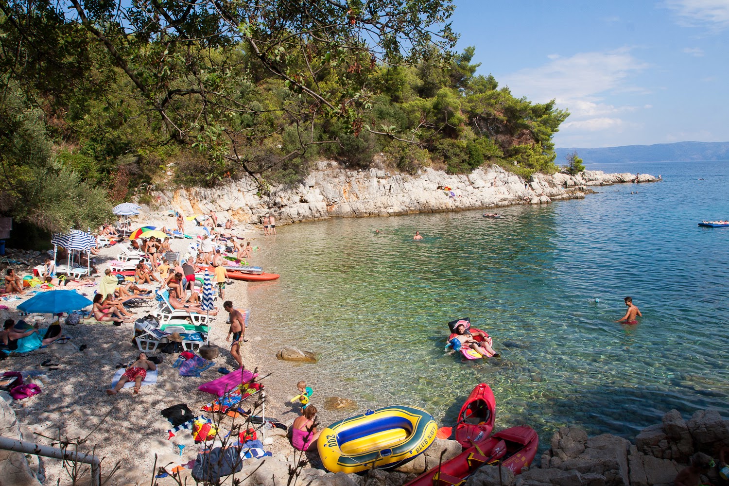 Zdjęcie Prizinja beach otoczony górami