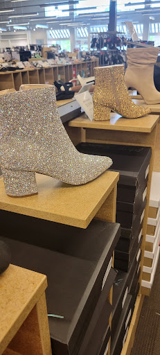 Shoe Store «DSW Designer Shoe Warehouse», reviews and photos, 10060 Reisterstown Rd, Owings Mills, MD 21117, USA