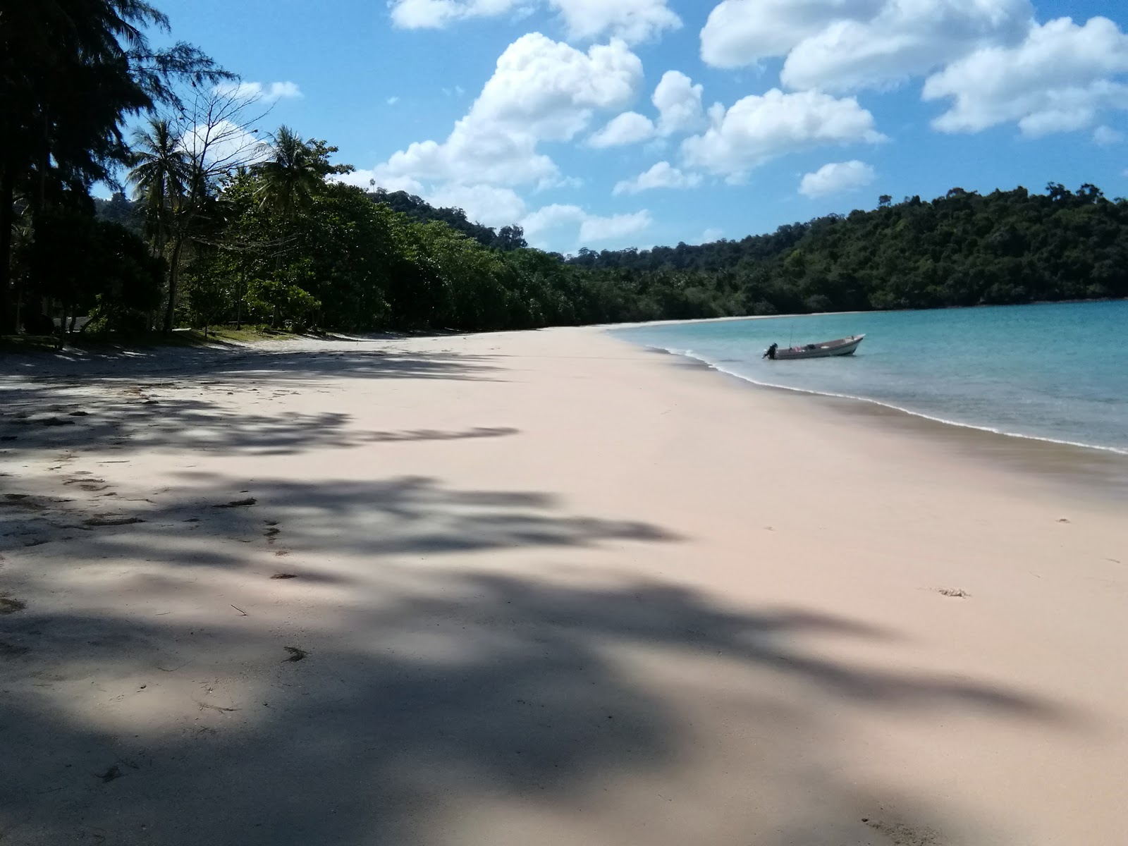 Photo of Mo Lae Bay with turquoise pure water surface