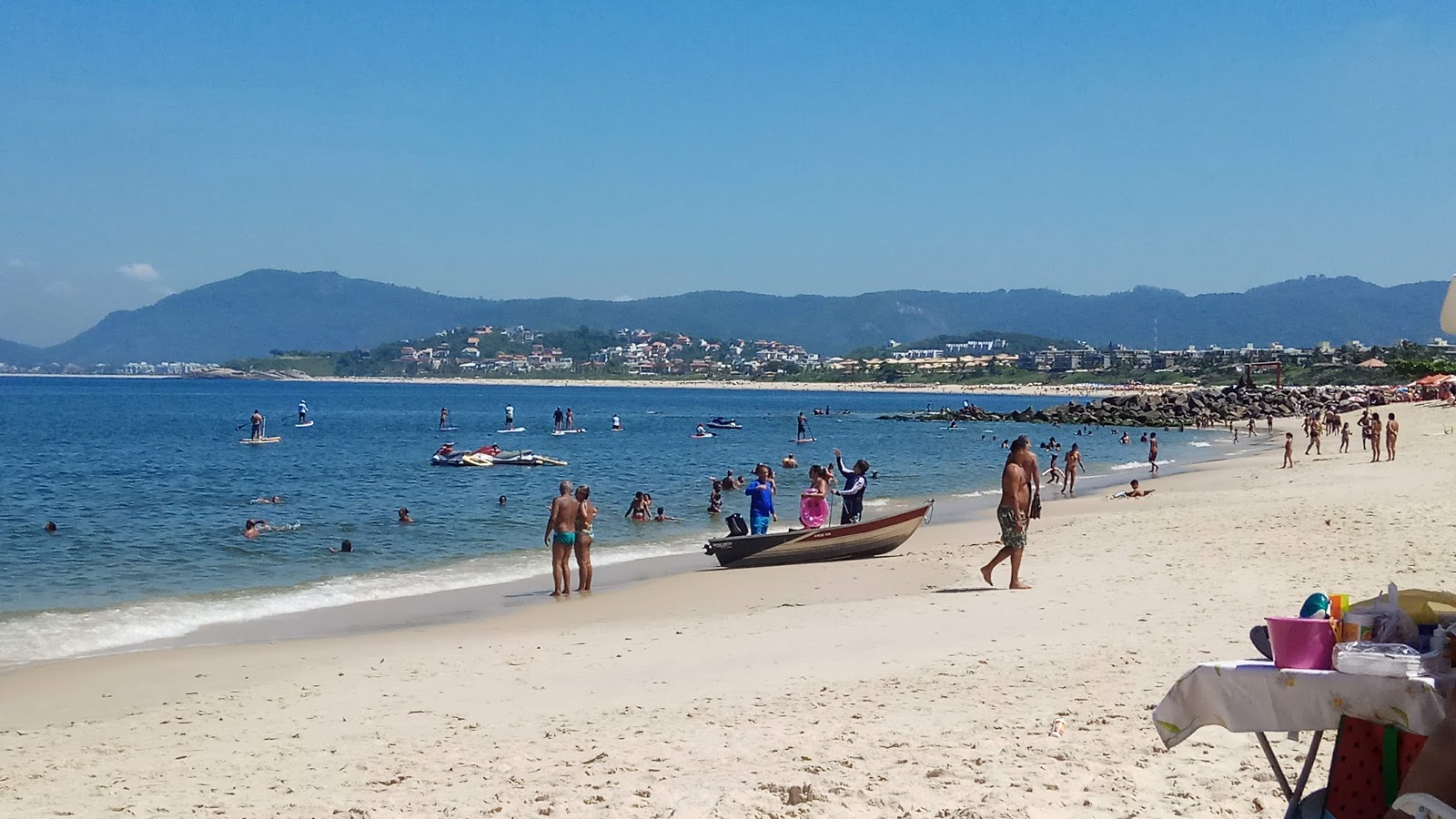 Φωτογραφία του Praia de Itaipu με τυρκουάζ νερό επιφάνεια