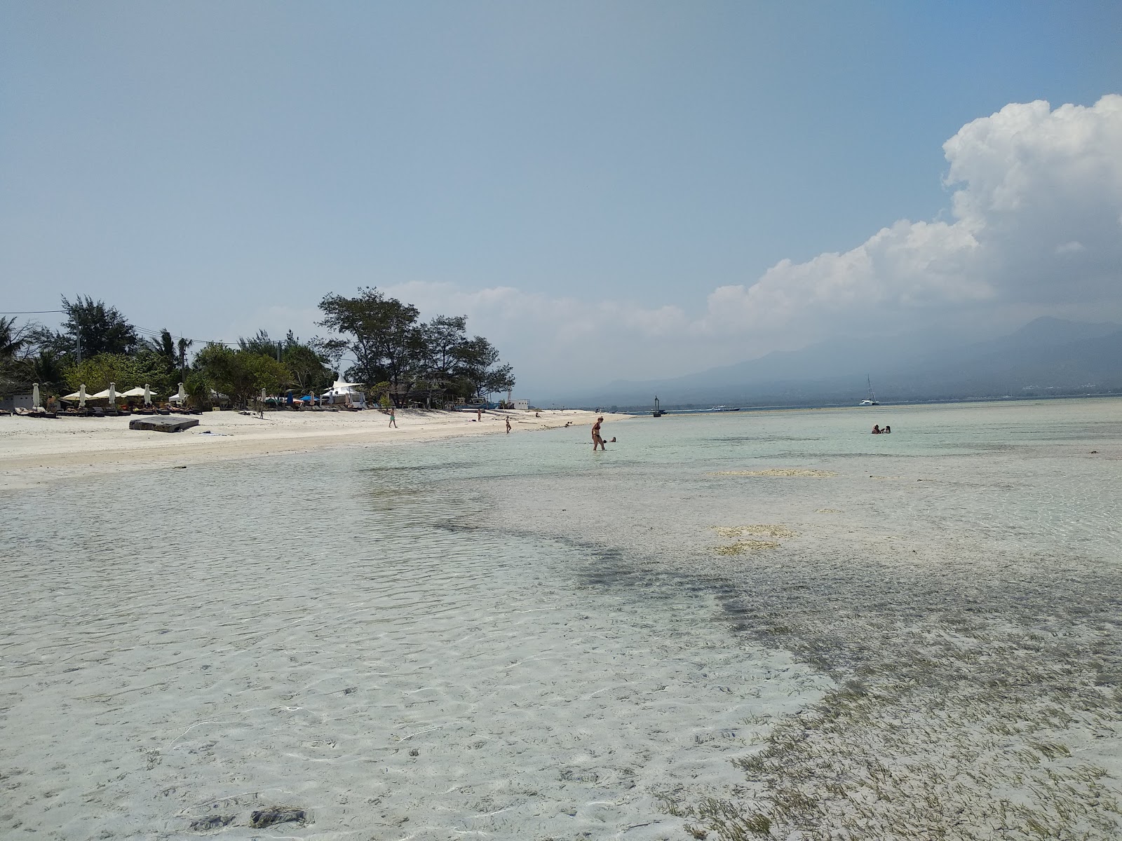 Fotografie cu Gili Air Lumbung Beach cu o suprafață de apa pură turcoaz
