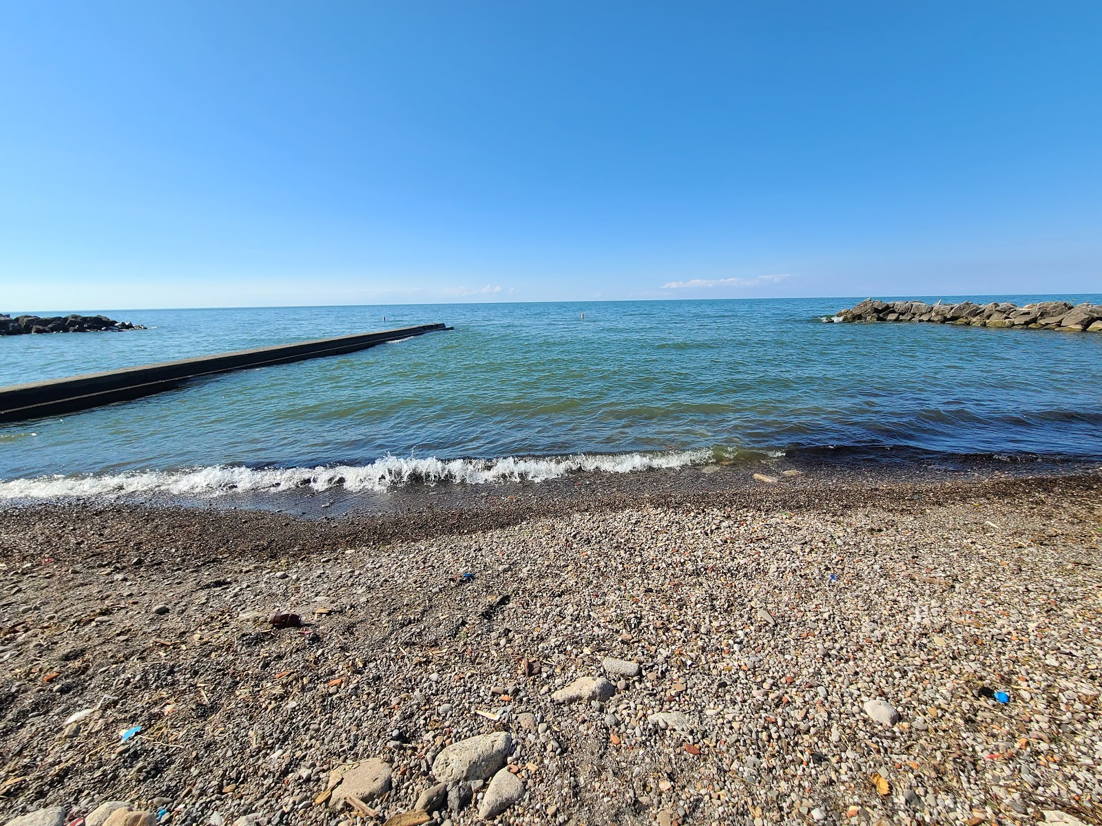Fotografija Century Park Beach z sivi kamenček površino