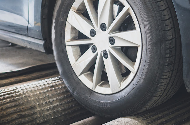 Firma Handlowo-Usługowa "Auto-Szef" Przemysław Szefka - Sklep z oponami i felgami