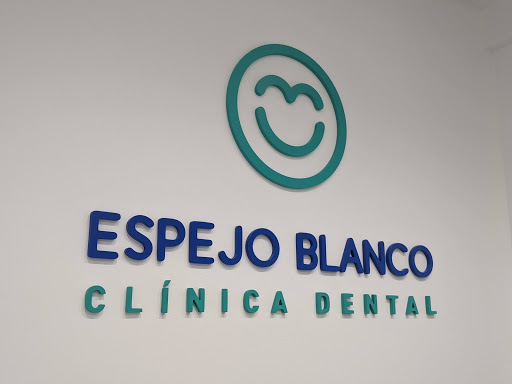 Clínica Dental Espejo Blanco en Adra, Almería