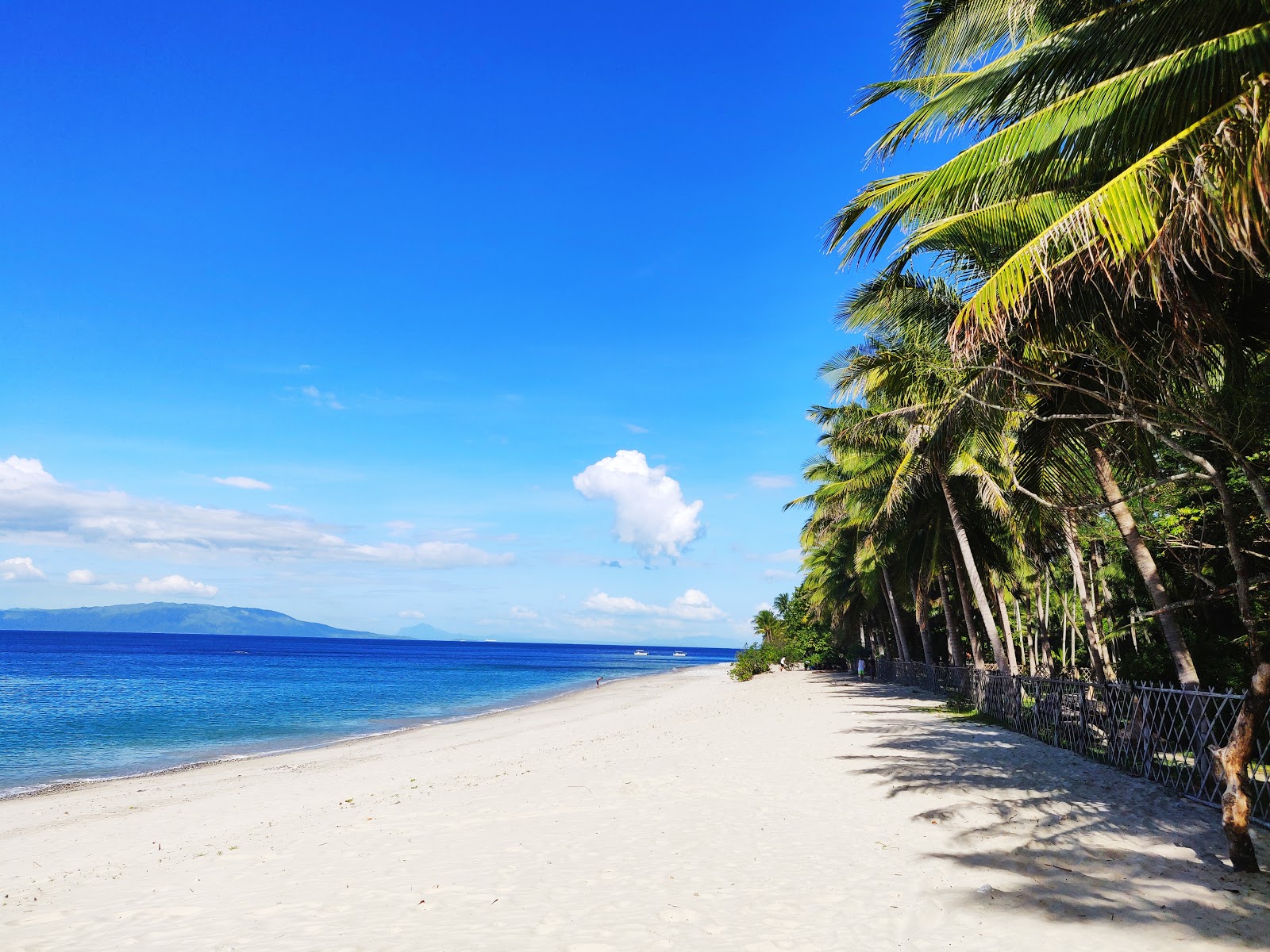 Aninuan Beach的照片 带有碧绿色纯水表面