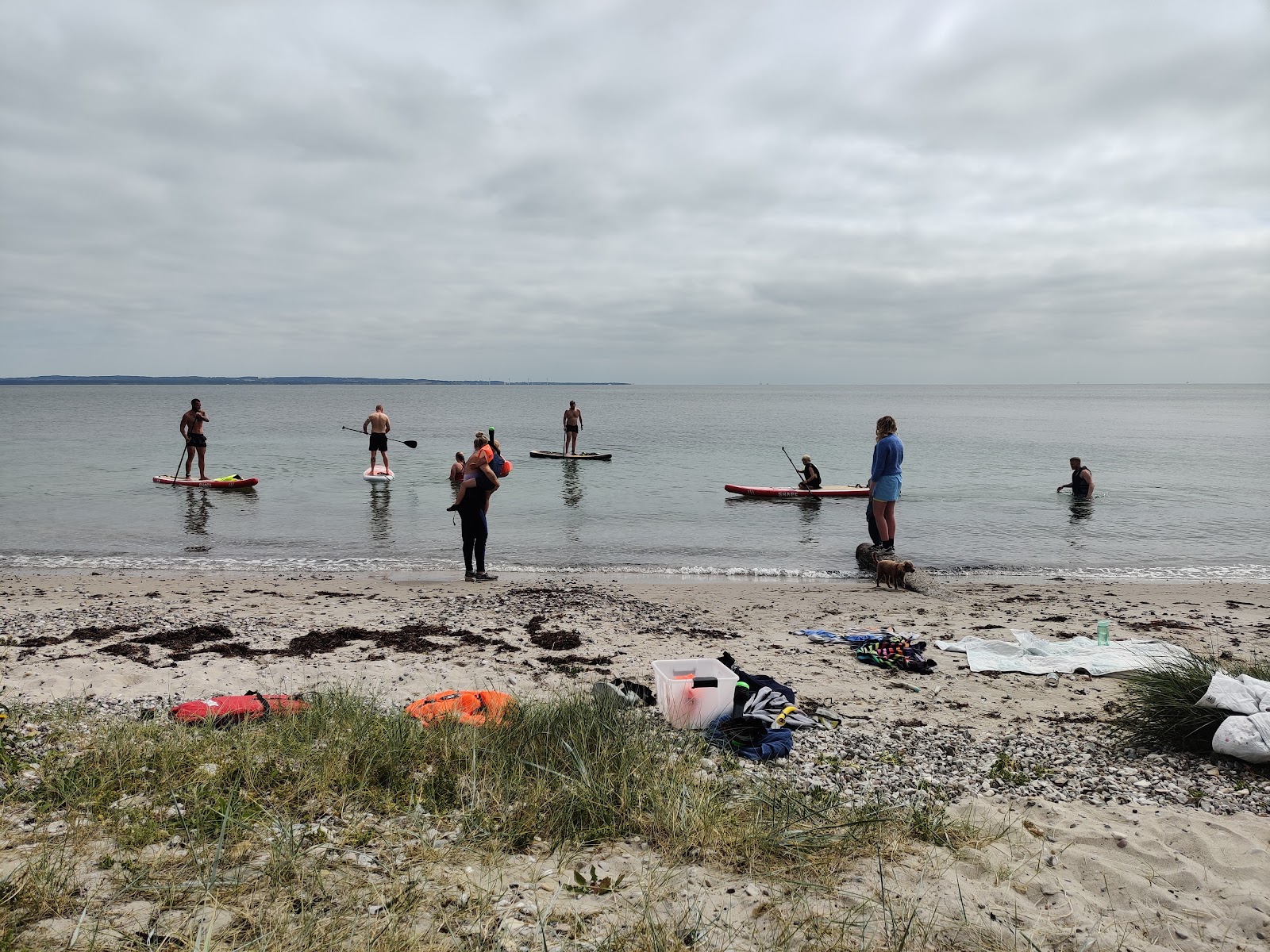 Fuglso Beach'in fotoğrafı dağlarla çevrili