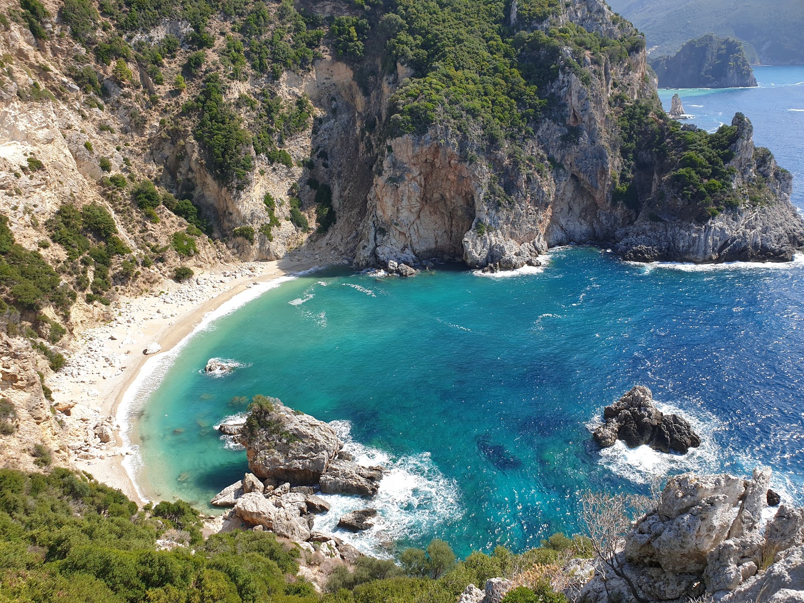 Fotografija Glass beach z sivi kamenček površino