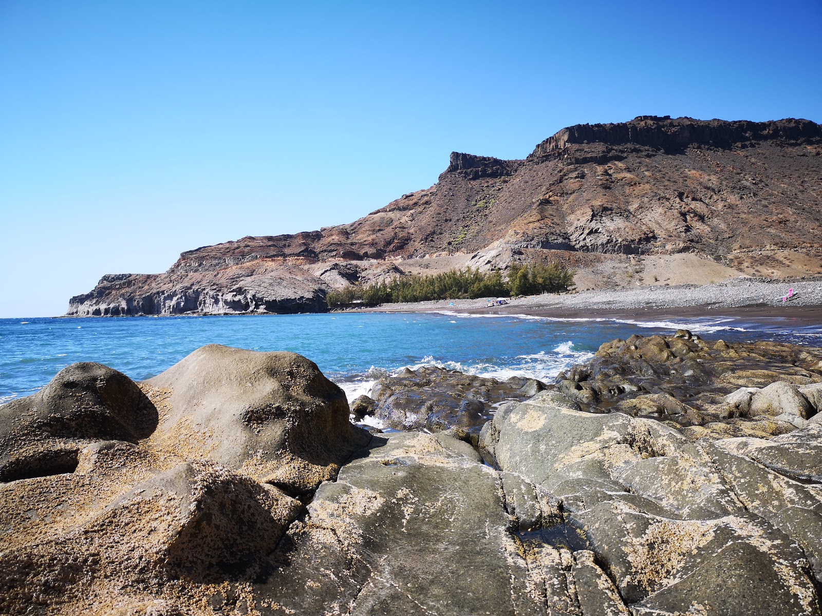 Photo de Playa de Veneguera avec l'eau bleu de surface