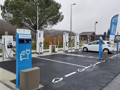Borne de recharge de véhicules électriques TotalEnergies Charging Station Montalzat