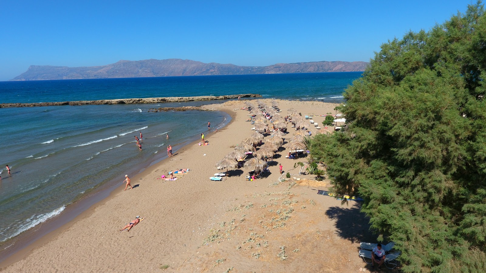 Foto von Plaka beach II mit türkisfarbenes wasser Oberfläche