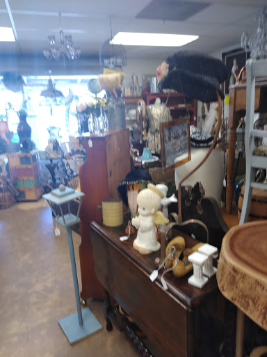 Furniture Store «3 Vintage Chicks», reviews and photos, 13012 N Cave Creek Rd, Phoenix, AZ 85022, USA