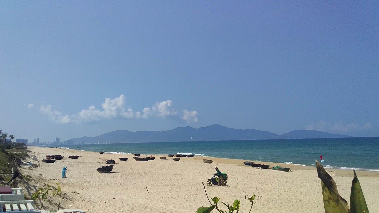 Fotografija Tan Tra Beach z svetel fin pesek površino