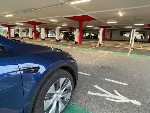 Borne de recharge de véhicules électriques Tesla Supercharger Rennes