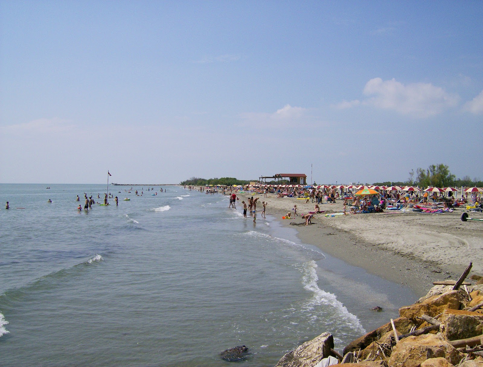 Foto von Spiaggia Delle Conchiglie mit heller sand Oberfläche