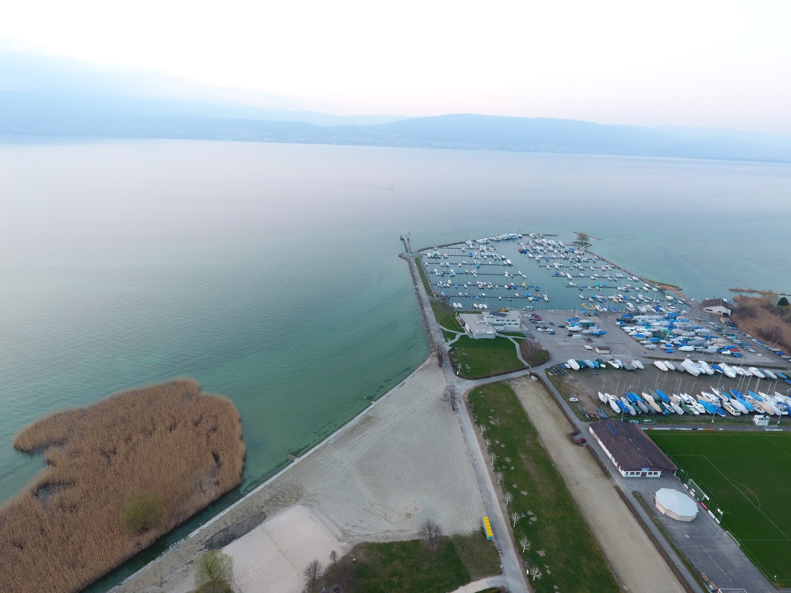 Photo de Portalban Plage avec l'eau cristalline de surface