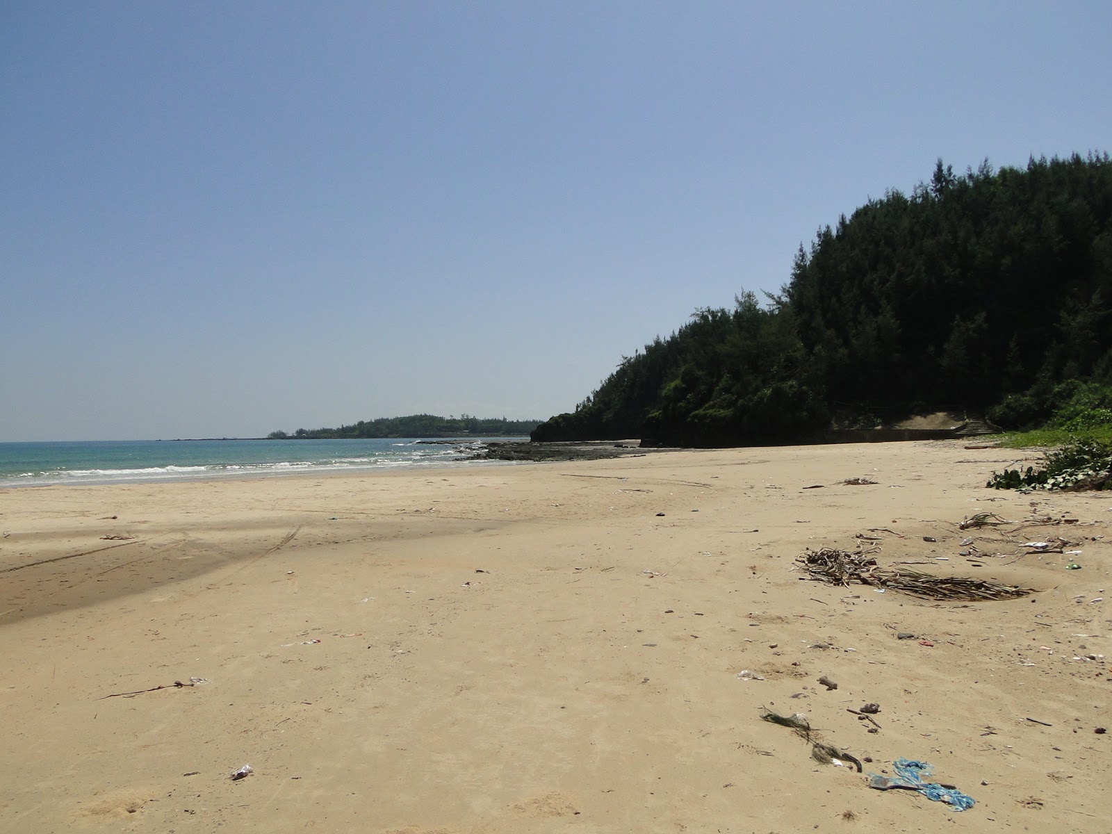 Φωτογραφία του Tri Beach με μακρά ευθεία ακτή
