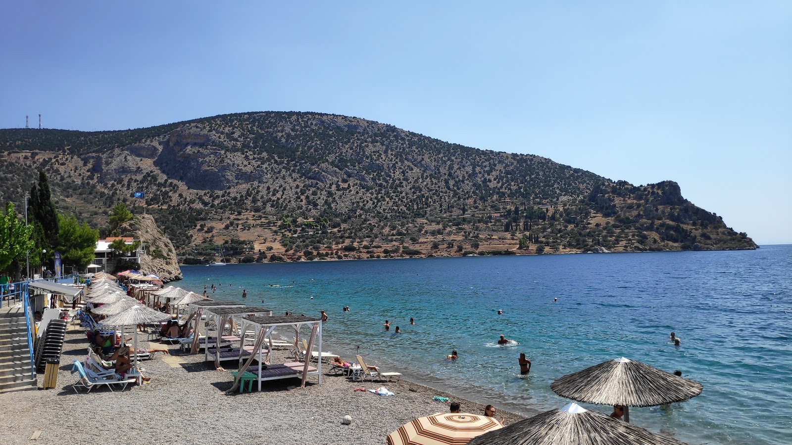 Foto af Agios Isidoros beach med lille bugt