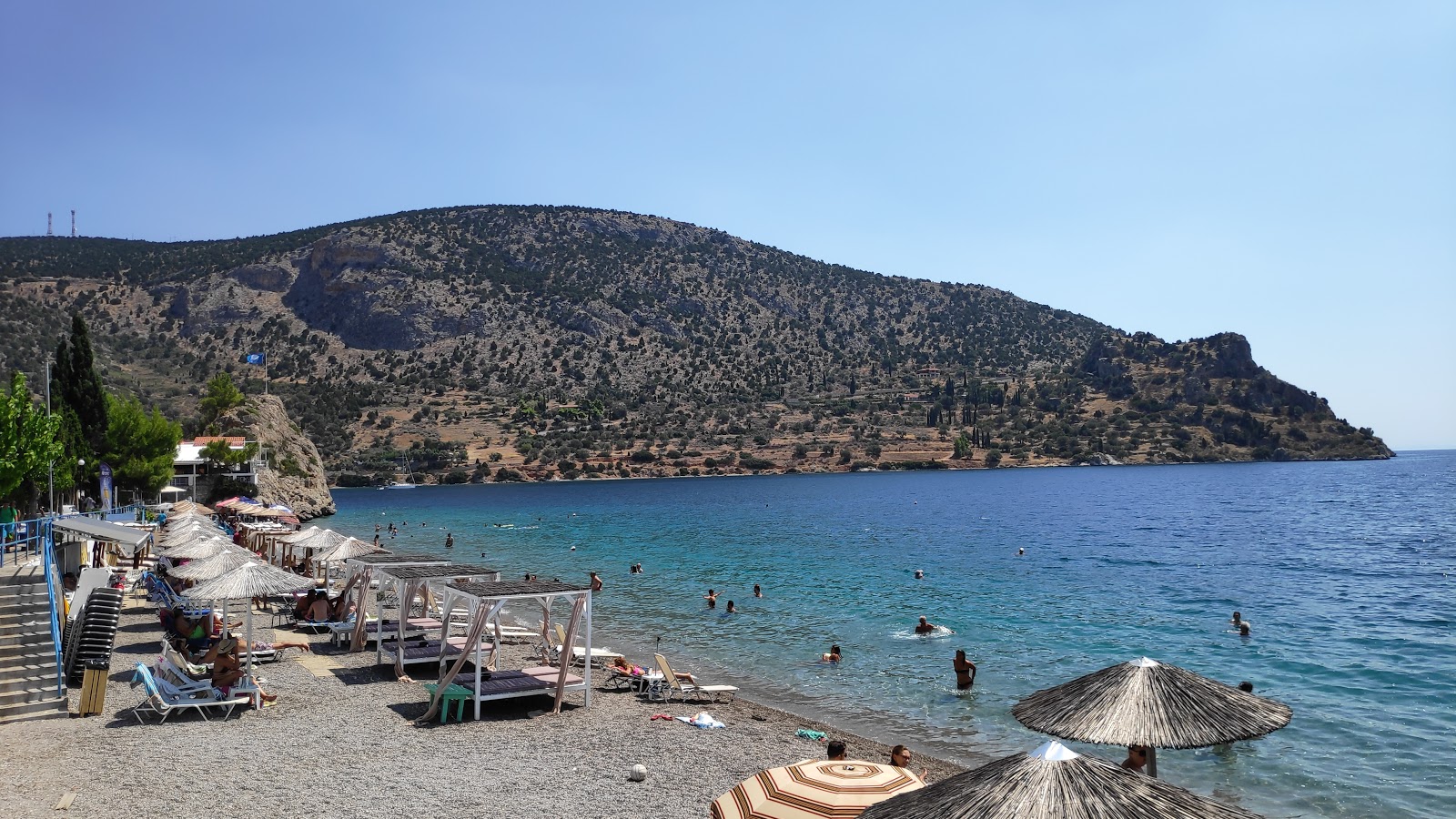Foto di Agios Isidoros beach con molto pulita livello di pulizia