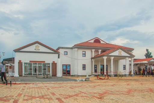 Oba Palace, Ogogugbo, Benin City, Nigeria, Painter, state Edo