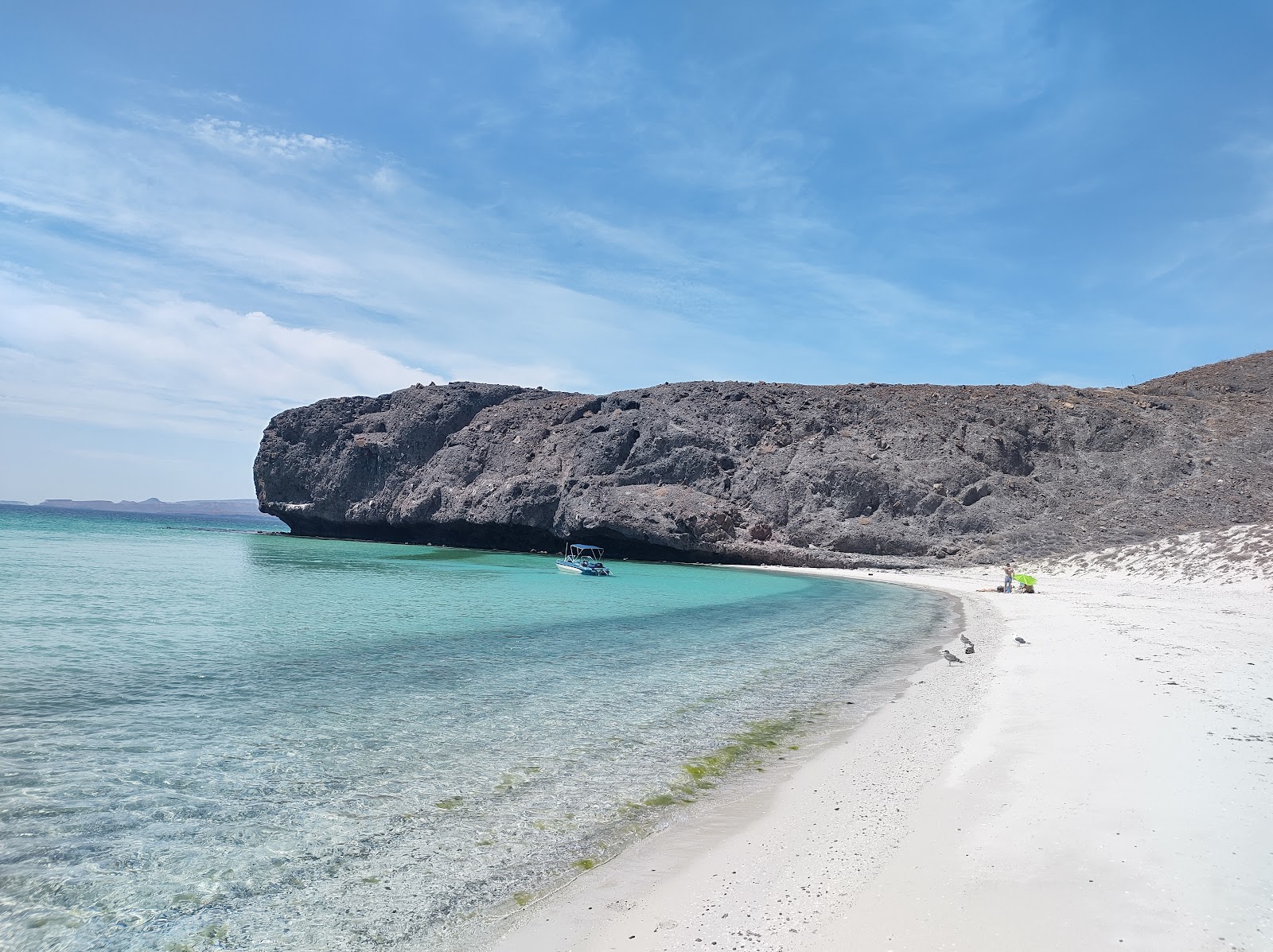 Valokuva Playa Escondidaista. pinnalla turkoosi puhdas vesi:n kanssa