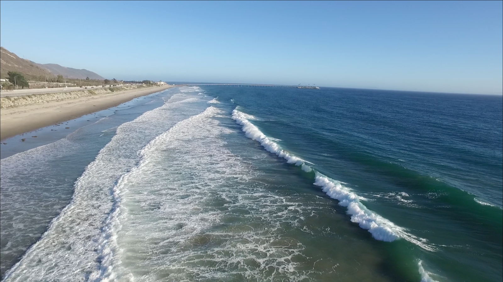 Foto von La Conchita Beach mit heller sand Oberfläche