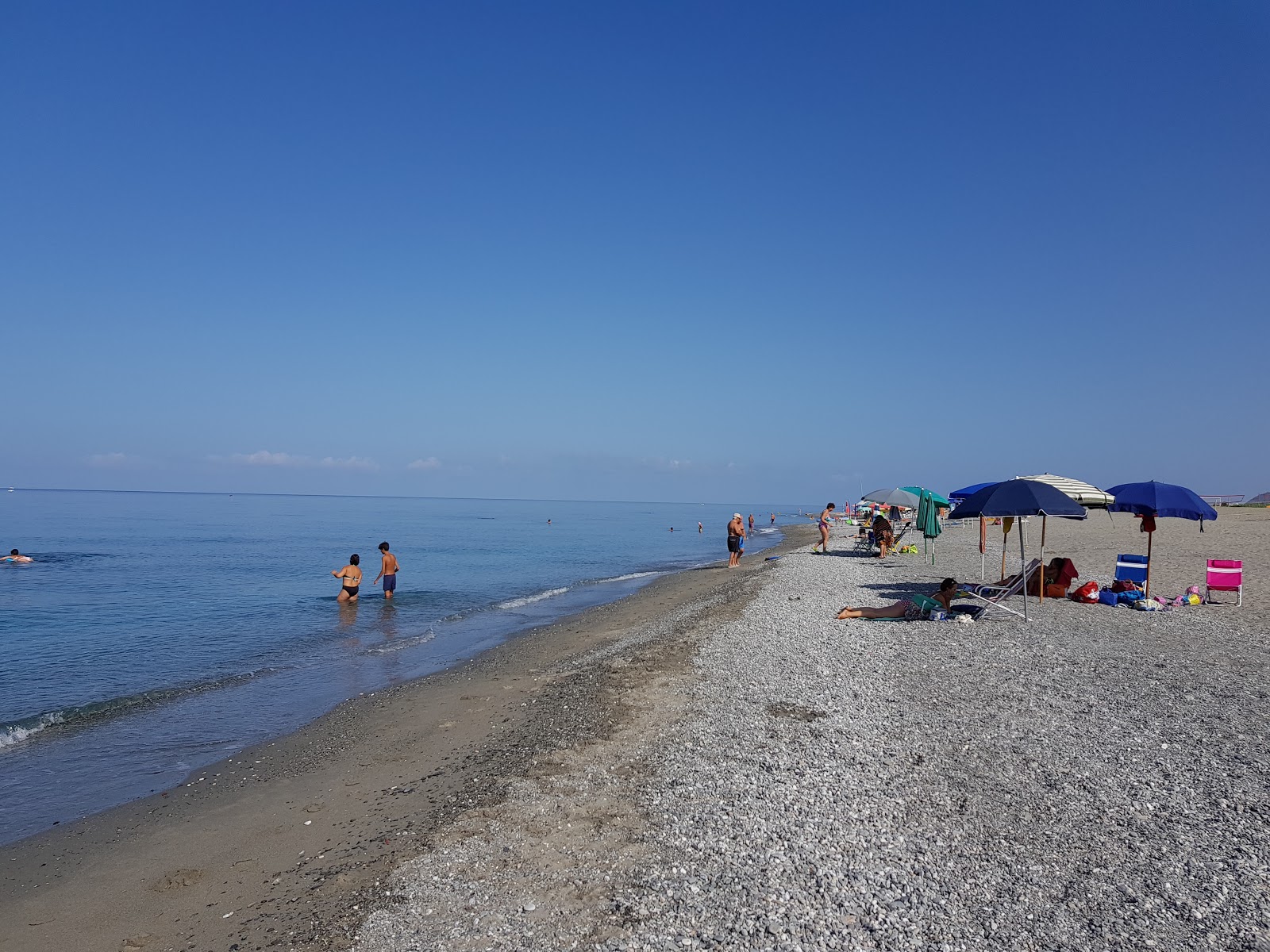 Villaggio del Golfo beach'in fotoğrafı mavi sular yüzey ile