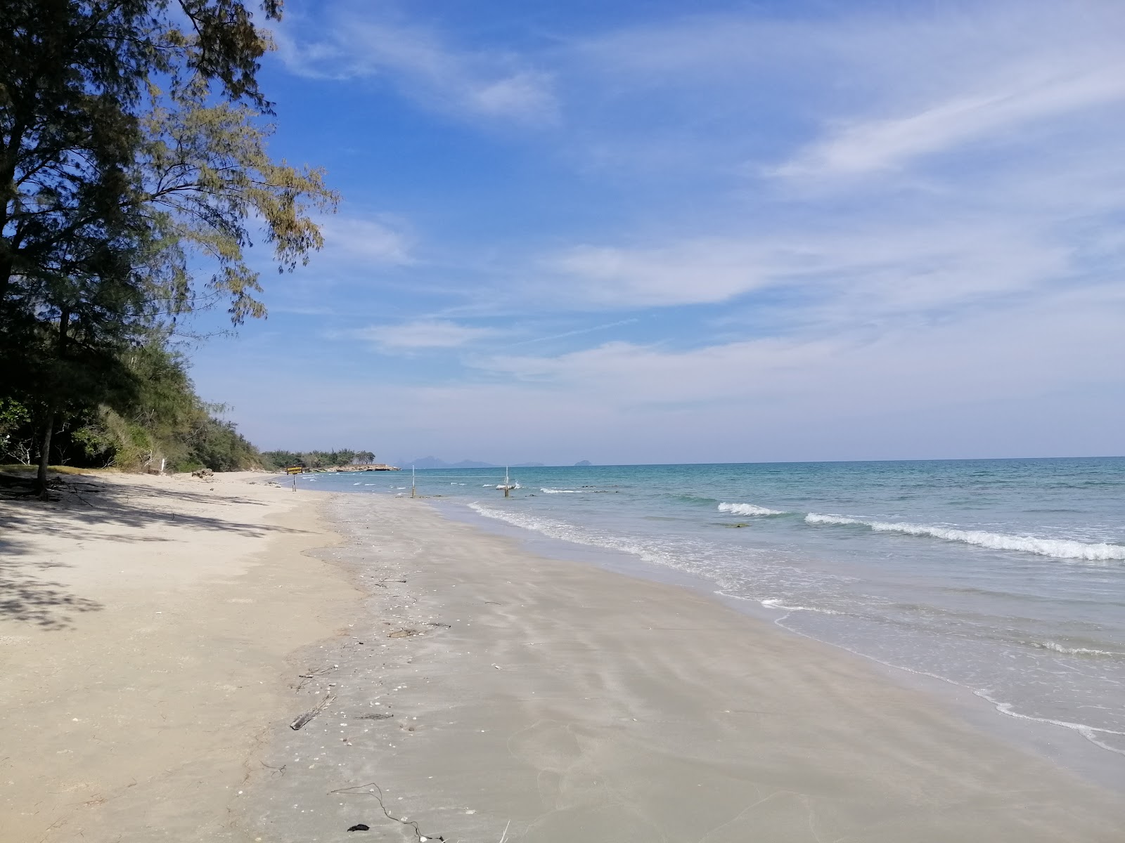 Foto van Hat Wanakorn Beach met recht en lang