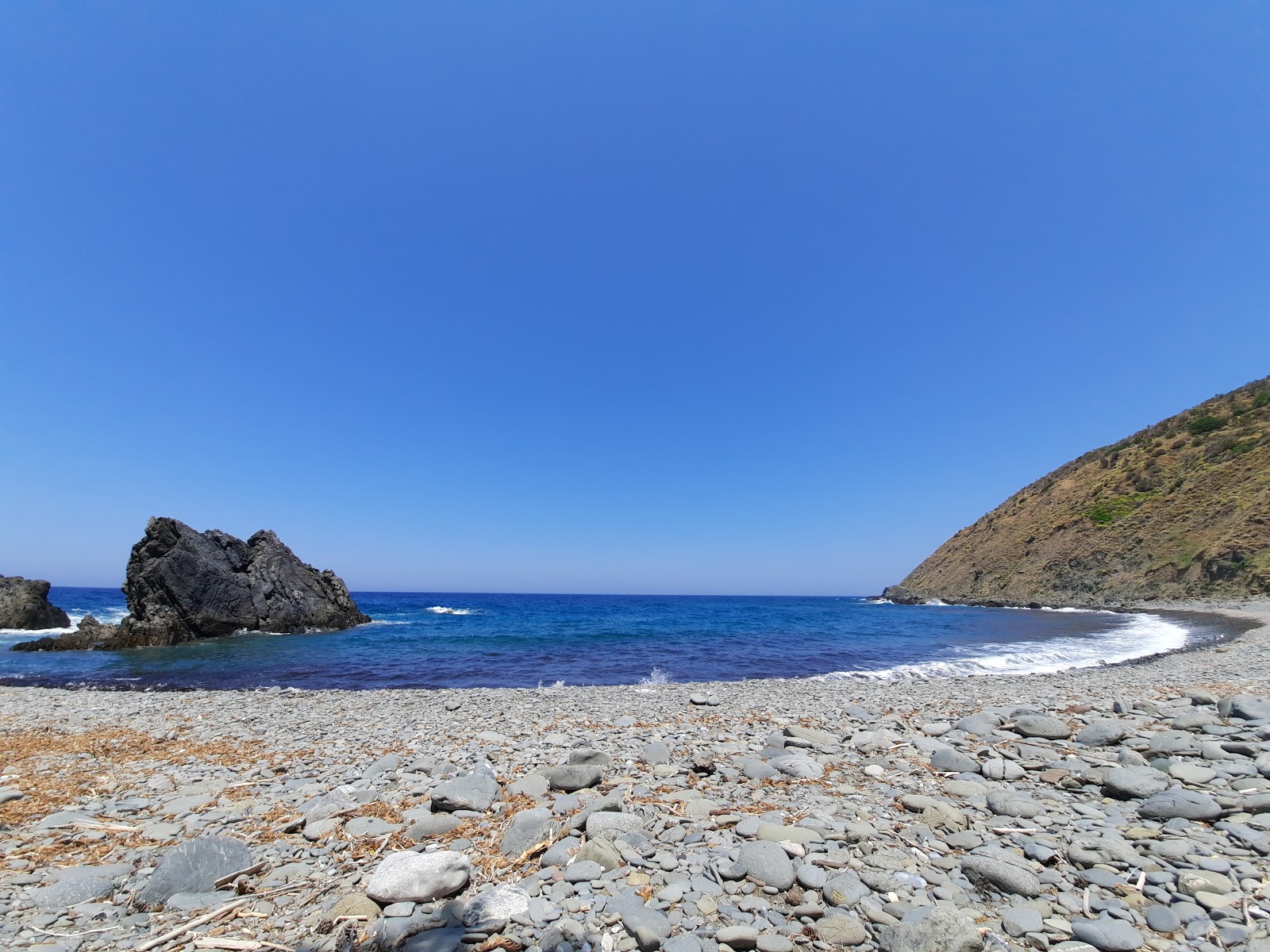 Foto av St. Georgios Beach med grå sten yta