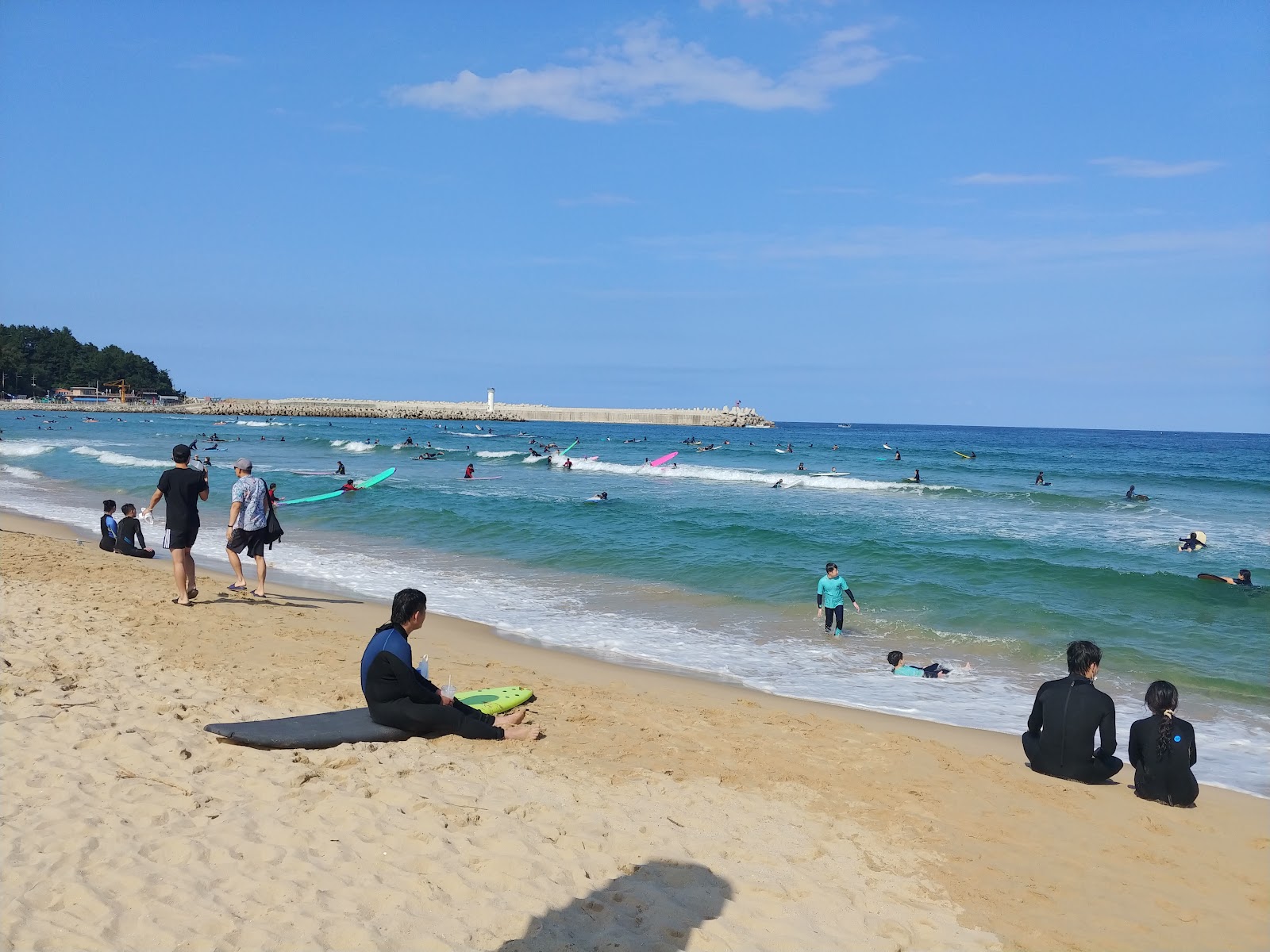 Jukdo Beach的照片 带有碧绿色纯水表面
