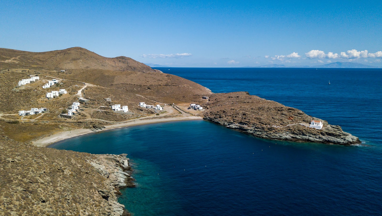 Foto van Paralia Agios Sostis met turquoise puur water oppervlakte